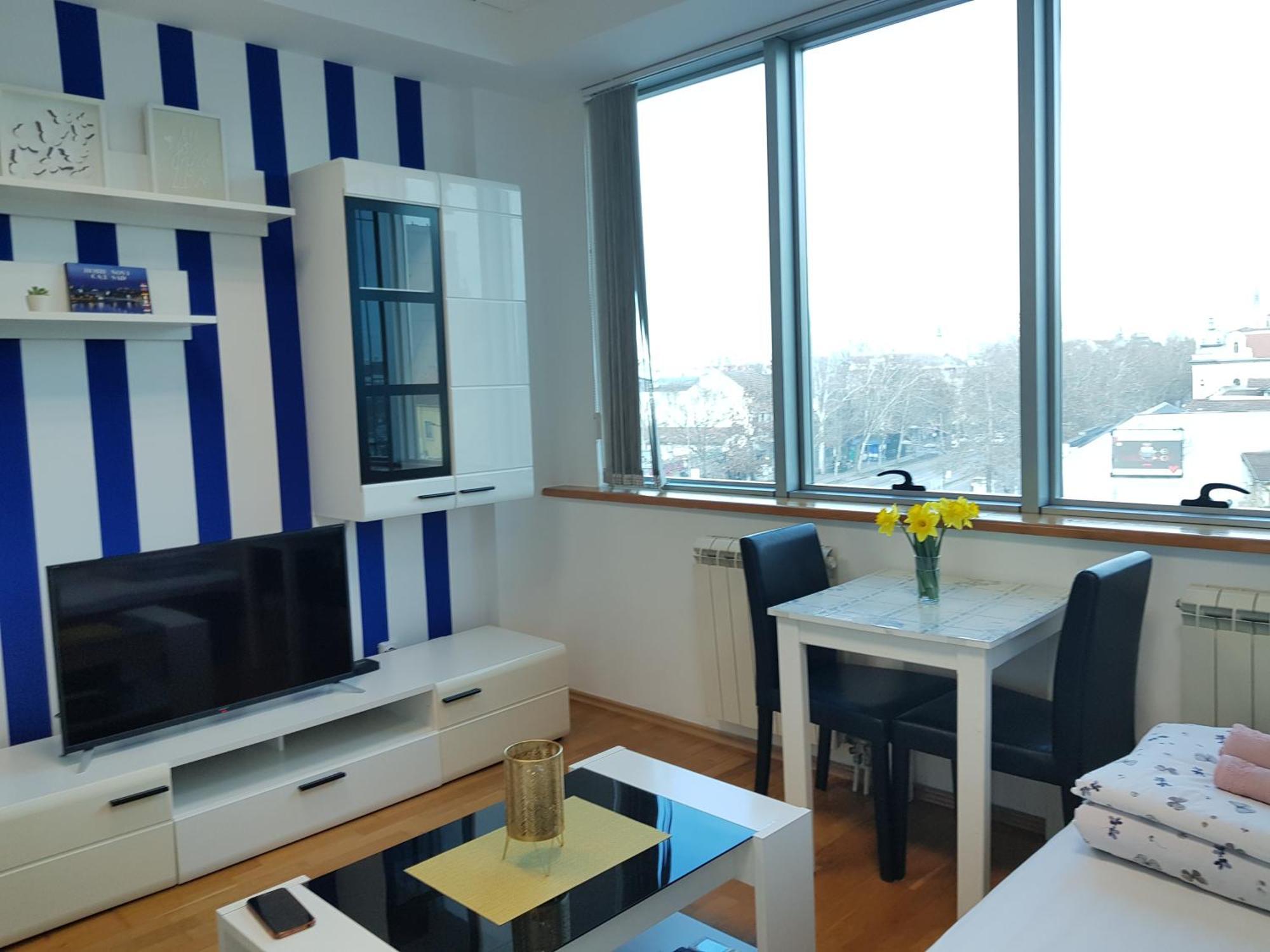 Apartment With 24-7 Building Security *